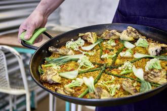 Madrid gastronómico. Cocina española. Paella de pollo de corral y verduras de temporada