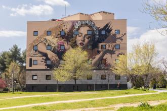 Muraltalaz 'Sinestesia (mujer con guitarra)', del artista Sfhir Muraltalaz 'Sinestesia (mujer con guitarra)', del artista Sfhir