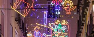 Navidad 2024/25. Luces de Navidad diseñada por niños en la calle de la Sal