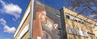 Muraltalaz 'Ciegos de luz azul', del artista Taquen