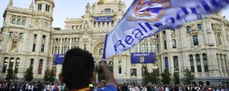 Palacio de Cibeles y bandera del Real Madrid.jpg